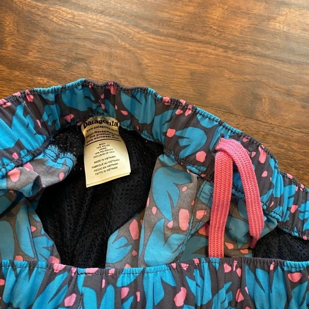 Patagonia Barely Baggies 2.5" Shorts
Pollen Confetti: Dolomite Blue
Size Small - Picture 5 of 6